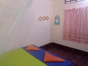 Cette chambre comprend un lit. dans l'établissement Happiness Guesthouse, à Koh Rong Sanloem