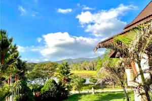 ein Resort mit Fluss- und Bergblick in der Unterkunft Lake & lotus ponds view 2nd floor Villa in Thongsala