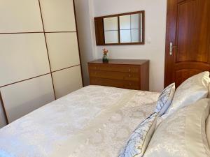 1 dormitorio con 1 cama con tocador y espejo en Villa HOPE, en Zmijavci