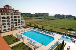 an overhead view of a swimming pool in front of a building at Sunrise Splendid in Obzor