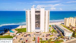una vista aérea de un hotel en la playa en "SHERWIN" Coastal Vibes Oceanfront Condominiums en Daytona Beach