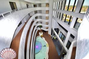 een uitzicht op een gebouw met een wenteltrap bij "SHERWIN" Coastal Vibes Oceanfront Condominium 301 in Daytona Beach +27 foto's