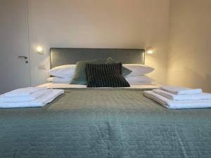מיטה או מיטות בחדר ב-LOFT sull'acqua con vista mozzafiato