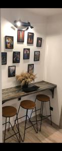 une table avec deux chaises et des photos sur le mur dans l'établissement ArtStudio, à Braşov