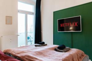 Postel nebo postele na pokoji v ubytování The Grande Kaßberg Apartment - Balkon, Netflix, Nespresso, Zentral