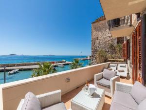 Un balcón con sillas y vistas al océano. en Villa Ana Apartments, en Mlini