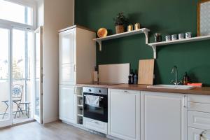 Kuchyň nebo kuchyňský kout v ubytování The Grande Kaßberg Apartment - Balkon, Netflix, Nespresso, Zentral + 9 fotografií