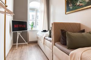 TV a/nebo společenská místnost v ubytování The Grande Kaßberg Apartment - Balkon, Netflix, Nespresso, Zentral