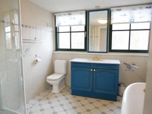 カラントスウオーフにあるVilla Buiten 108のバスルーム(青いキャビネット、トイレ付) +19枚の写真