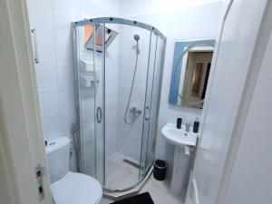 a bathroom with a shower and a toilet and a sink at Merveilleux Appartement pour un séjour de Top. in Tangier