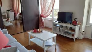 杜阿爾訥內的住宿－Izella，带沙发和电视的客厅