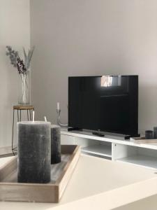 uma sala de estar com uma televisão de ecrã plano em Body Kult Loft - Modernes Appartement mit 2 separaten Schlafzimmern em Zwickau
