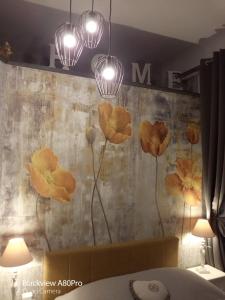 una pared con flores amarillas pintadas en ella en Studio Malou, cuisine, salle d'eau, terrasse amenagée, en Olliergues