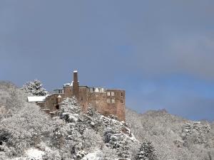 an old castle on a mountain in the snow at Apartment Schlossblick - Top location in Idar-Oberstein