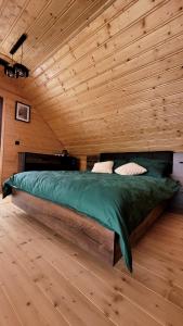 een slaapkamer met een bed in een houten kamer bij Hamajdówka in Zubrzyca Górna