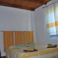um quarto com uma cama num quarto com uma janela em B&B Baddesalighes em Bolotana