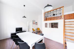 een eetkamer met een witte tafel en stoelen bij Budget Reznicka apartment in Praag