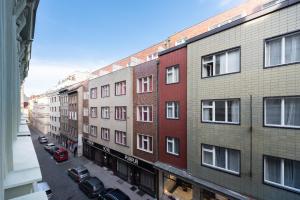 een uitzicht over een straat met gebouwen bij Budget Reznicka apartment in Praag