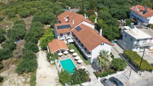 uma vista aérea de uma casa com piscina em Caretta - Caretta Hotel em Ligia