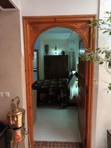Un arco en un dormitorio con cama en Riad Dar Attika, en Marrakech