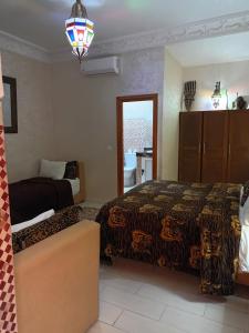1 dormitorio con 1 cama extragrande y ventana en Riad Dar Attika, en Marrakech