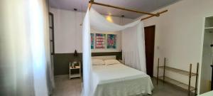ein Schlafzimmer mit einem weißen Bett mit Baldachin in der Unterkunft Gbsitio in Brasilia