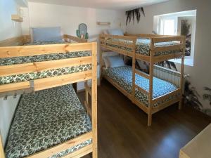 Cette chambre comprend 3 lits superposés. dans l'établissement COCOS SURFHOUSE, à San Juan de la Arena