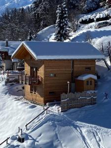 une petite cabane en bois avec de la neige sur le toit dans l'établissement Chalet , Thyon Les Collons, 4 Vallées, à Les Collons