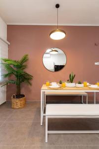ein Esszimmer mit einem Tisch und einem Spiegel in der Unterkunft O&O Group - Stunning Chic 2 BR Ibn Gvirol St in Tel Aviv