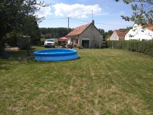 a blue frisbee on the grass in a yard at Maison de campagne Conchil le temple in Conchil-le-Temple