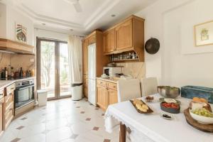 Kuchnia lub aneks kuchenny w obiekcie Modern Villas with gardens and stunning views