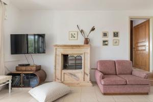 Telewizja i/lub zestaw kina domowego w obiekcie Modern Villas with gardens and stunning views