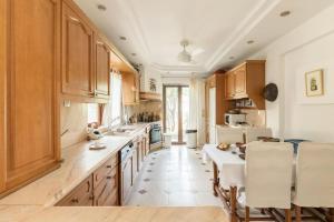 Kuchnia lub aneks kuchenny w obiekcie Modern Villas with gardens and stunning views