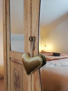 a wooden door with a heart shaped door knob at B&B Roos 14 in Waanrode