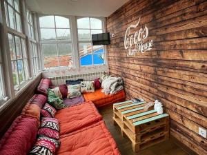 La ArenaにあるCOCOS SURFHOUSEのソファ、テレビが備わる客室です。