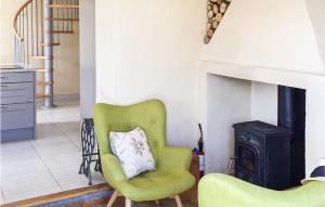 un soggiorno con sedia verde e camino di Cozy Home In Monfaucon With Wifi a Monfaucon