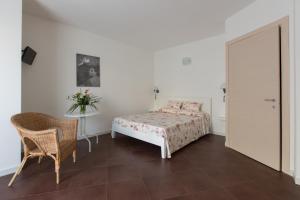 a bedroom with a bed and a table and chair at Affittacamere Le Giare in Riomaggiore