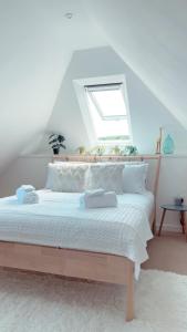 een slaapkamer met een groot bed en een raam bij Seapink, Kingsand; luxury Cornish cottage with seaviews, bbq & paddleboards in Kingsand