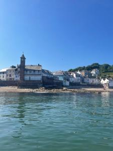 uitzicht op een stad vanaf het water bij Seapink, Kingsand; luxury Cornish cottage with seaviews, bbq & paddleboards in Kingsand