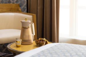 Postel nebo postele na pokoji v ubytování Qasr Al Sahab Hotel Makkah