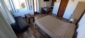 Habitación con cama, mesa y silla en Complejo Costa Azul, en Costa Azul