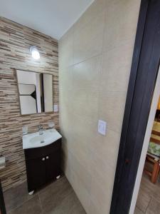 サンベルナルドにあるAltos SB Complejo Duplex 1の洗面台と鏡のあるバスルーム +24枚の写真