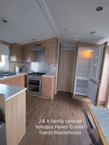Kuchyňa alebo kuchynka v ubytovaní J&A Family Caravan Haven Mablethorpe