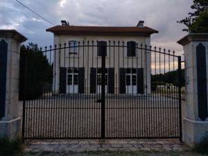 Το κτήριο όπου στεγάζεται  η παραθεριστική κατοικία +5 φωτογραφίες