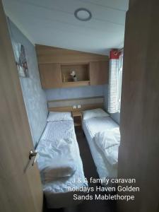 Säng eller sängar i ett rum på J&A Family Caravan Haven Mablethorpe