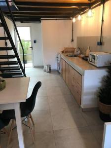 Köök või kööginurk majutusasutuses Departamento Tekoha cerca del río y la playa! +23 fotot