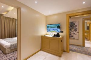 TV a/nebo společenská místnost v ubytování Qasr Al Sahab Hotel Makkah