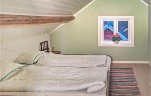Eide的住宿－Amazing Home In Hidrasund With Wifi，一间卧室设有一张床和一个窗口