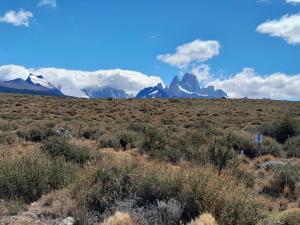 vistas a las montañas a lo lejos en VERA Apart en El Chaltén