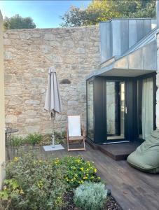 Ein Garten an der Unterkunft 108MM House